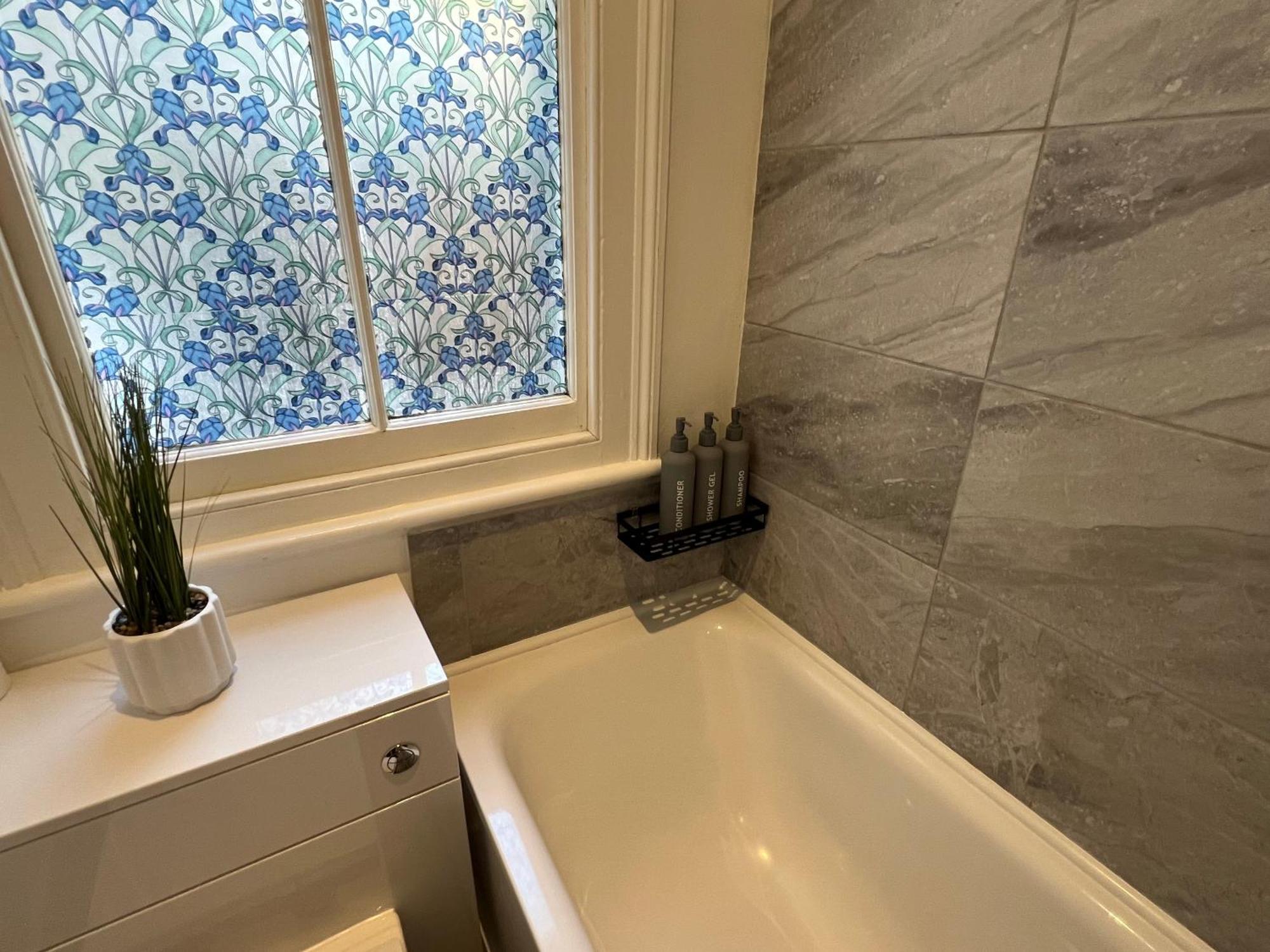 2 Bedroom Flat 10 Min Walk To Tube Apartament Londra